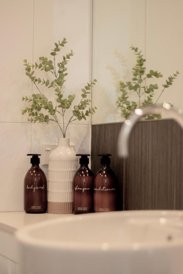 Stylish Haven Luxury Interiors In Prime Location Apartment Queenstown Exterior photo